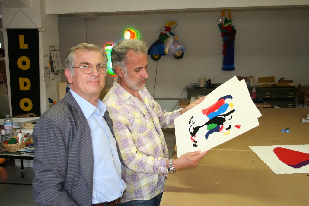 Lodola controlla una sua opera stampata dalla Paoli Arte di Paolo Paoli